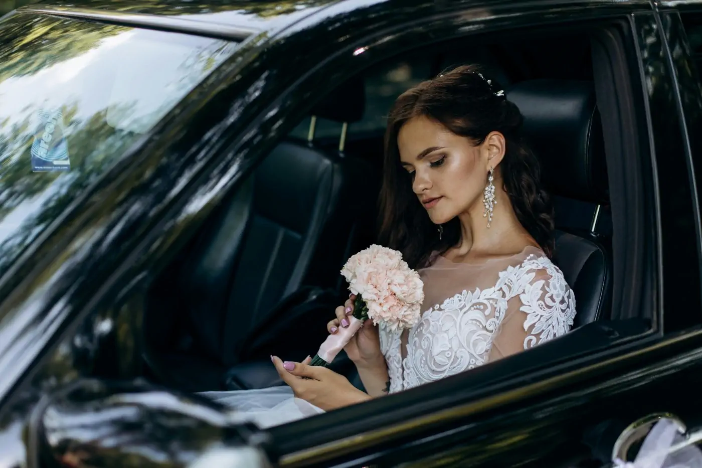 How many cars should we hire for our wedding day? 